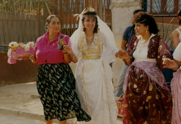 Mujeres bailando en una boda, Šutka, 1990. (Imagen extraída de www.oup.com/us/romaniroutes)
