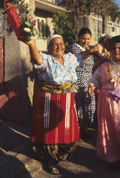 Mujeres bailando en una boda, Šutka, 1990. (Imagen extraída de www.oup.com/us/romaniroutes)