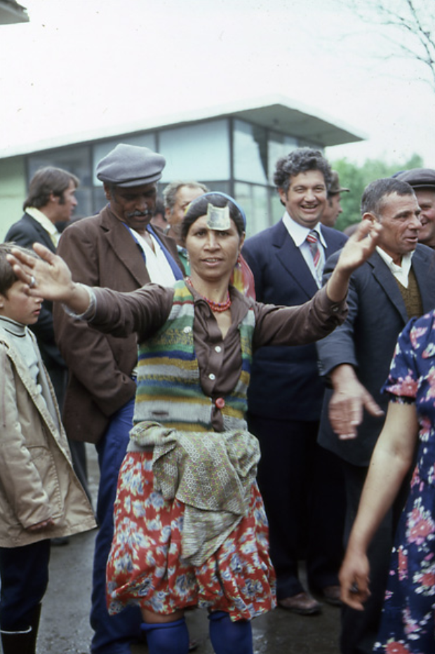 Bailarina recibiendo propinas, Bulgaria, 1984.  (Imagen extraída de www.oup.com/us/romaniroutes)