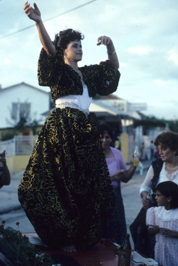 Bailarina en una procesión de circuncisión, Šutka, 1990. (Imagen extraída de www.oup.com/us/romaniroutes)